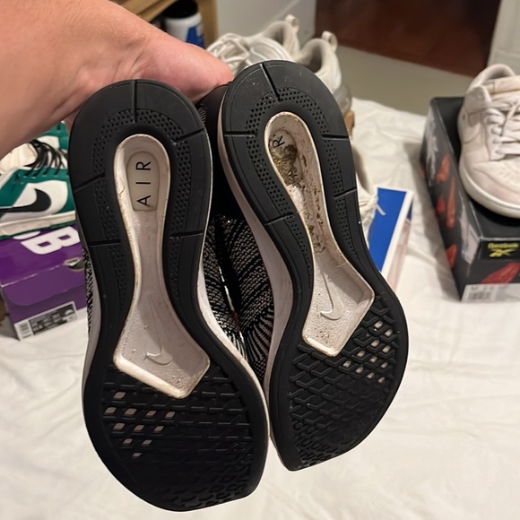 Nike fly knit air, size 9.5 - Picture 4 of 4